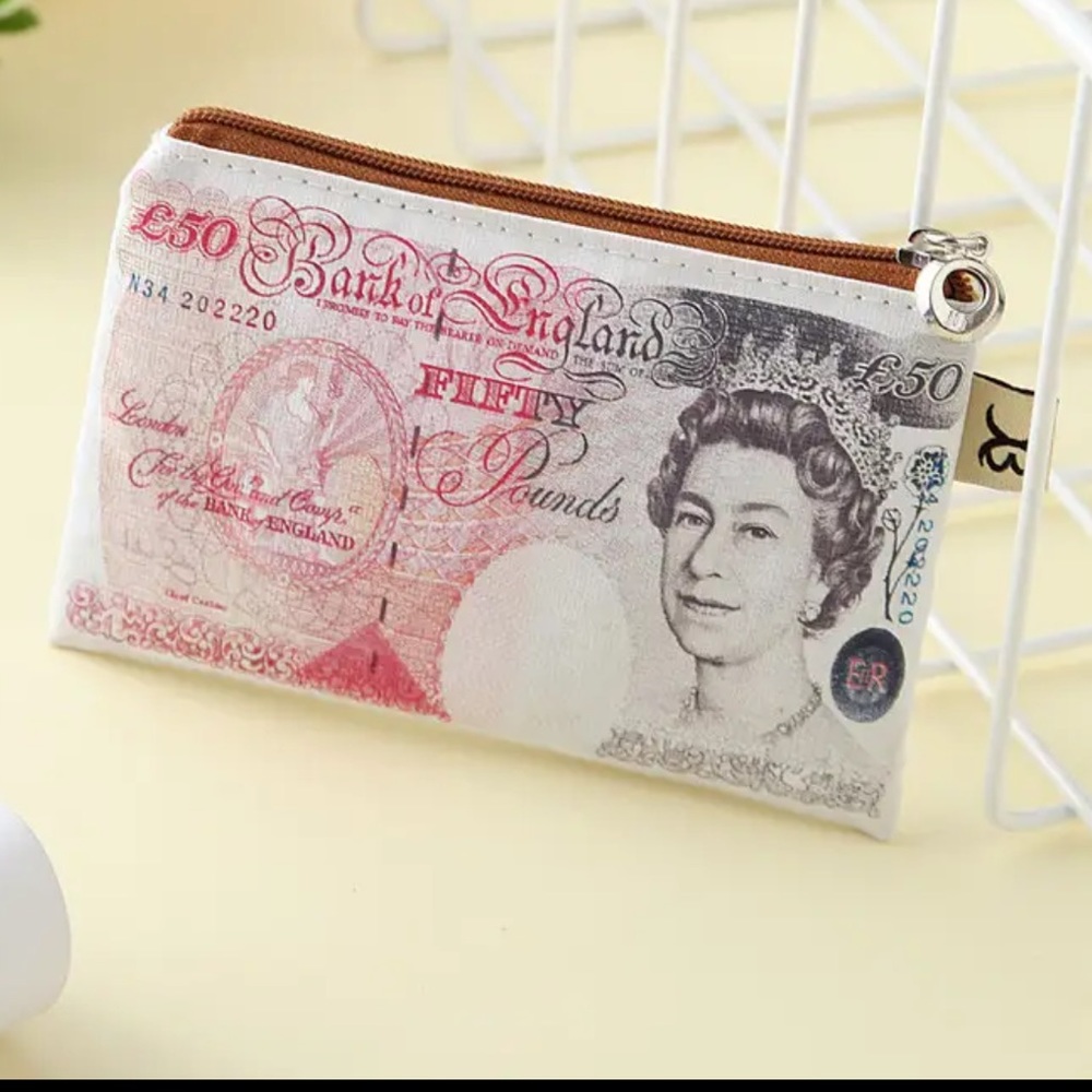 $3 QUEEN ELIZABETH II COIN PURSE. NEW. $3 when bundled with 3 Or More Items